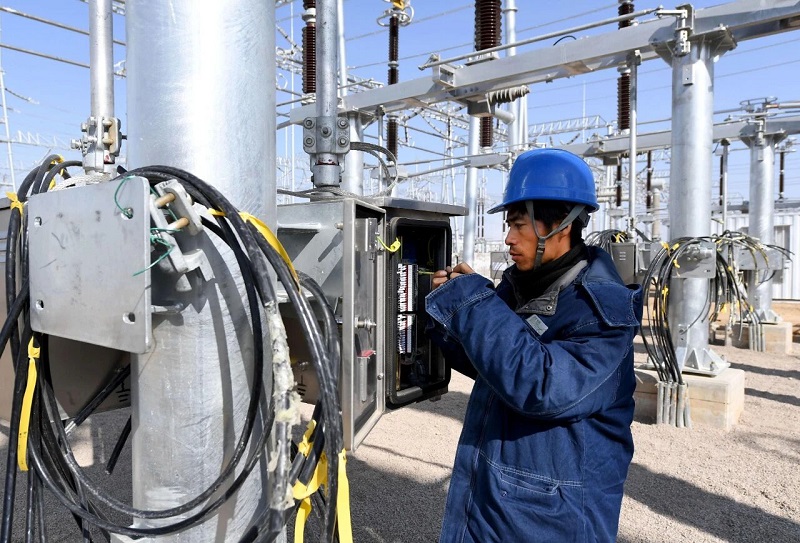 SF₆ サーキットブレーカー: 高電圧送電網の重要なコンポーネントであり、高い電気陰性度と空気の 100 倍の消弧能力により優れた性能を実現します。